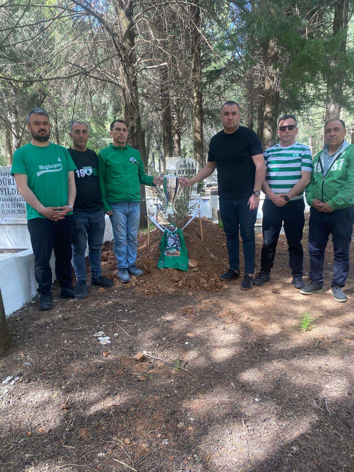 Muğlaspor Taraftarlarından Anlamlı Hareket: Şampiyonluk Kupası Kabirlere Götürüldü 2